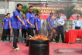 Lapas Banceuy musnahkan ponsel napi hasil sitaan