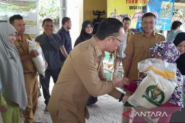 Pemkab Bangka Tengah salurkan bantuan beras cadangan pangan