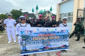 TNI AL perkenalkan berbagai seragam melalui pawai budaya HUT ke-59 Sultra
