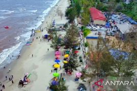 Pengunjung objek wisata Pantai Jo Cemara mencapai 1000 orang/hari