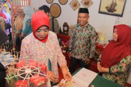 Pemerintah Provinsi Sulteng menggelar pasar rakyat meriahkan STQH di Ampana