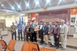 Maju DPD RI, Pimpinan ponpes M Mursyid daftar ke KPU Riau