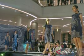 Ratusan perajin kembangkan batik khas Karawang