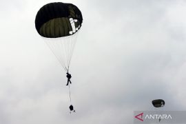 Latihan terjun payung Yonif Para Raider 501 Kostrad