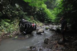 Kecelakaan mobil jatuh ke jurang di Klaten Page 1 Small