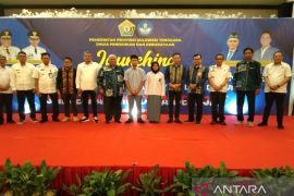 Gubernur Ali Mazi luncurkan pakaian seragam desain siswa SMK se-Sultra