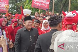 Parade kebudayaan ramaikan pendaftaran bacaleg PDIP ke KPU Tangerang