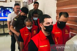 Kejaksaan limpahkan lima tersangka penerbitan KTP untuk WNA di Bali