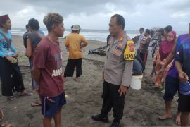 Tim SAR mencari nakhoda perahu yang tenggelam akibat tersambar petir di Pantai Muara Cikaso