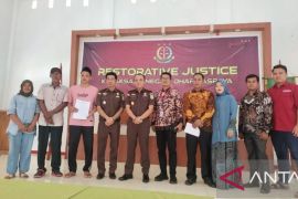 Kejari Dharmasraya fasilitasi penghentian penuntutan berdasarkan Restorative Justice