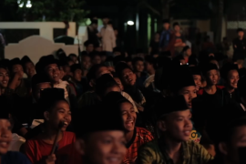 Ingin tahu kehidupan di ponpes, tonton "Pesantren"