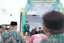 Bupati Tanah Bumbu tinjau desa binaan program SDSM