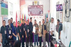 DPD Nasdem Tapteng perdana menyerahkan berkas Bacaleg ke KPU