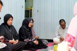 Ning Rini beri perhatian khusus siswi korban pembunuhan di Gudang Peluru