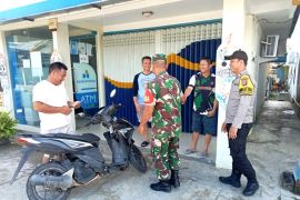 Sampaikan pesan Kamtibmas Bhabinkamtibmas dan Babinsa lakukan patroli dialogis bersama