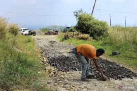 Warga di Bojongkoneng Bogor swadaya perbaiki jalan desa