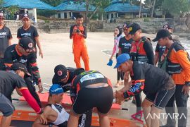 Sembilan atlet Sungailiat Triathlon alami kram saat berenang
