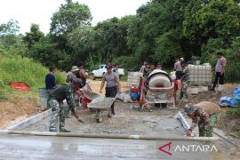 Satgas TMMD ke-116 mulai bangun jalan beton di Laham