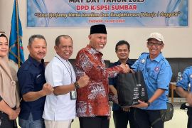 BPJS Ketenagakerjaan bagikan ratusan paket bahan pokok peringati Hari Buruh