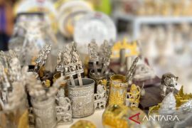 Berburu pernak-pernik unik di Central Market Phnom Penh