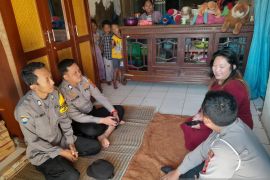 Ada emak-emak pengawal ambulans di Sukabumi