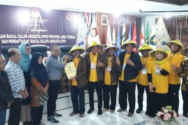 Konsen kesejahteraan petani, Bacaleg Golkar kenakan caping saat daftar KPU Jateng