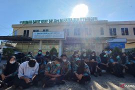 Pekerja alih daya RSOMH Bukittinggi mogok massal tuntut gaji dan THR