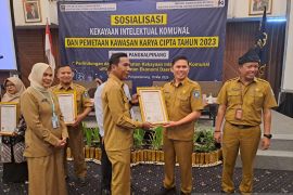 Bangka Selatan terima tiga sertifikat dari Kanwil Kemenkumham Babel