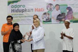 Adaro bagikan paket sembako ke warga prasejahtera