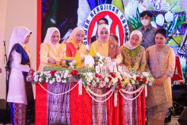 Ibu Negara Iriana memotong nasi tumpeng peringati HUT Dekranas ke-43