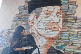 Peringati Hari Buku, Mahasiswa Ubaya lukis wajah Abdul Malik Fadjar di tumpukan ribuan buku