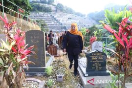 Gubernur Khofifah bangunkan batu nisan PMI korban COVID-19 di Hong Kong