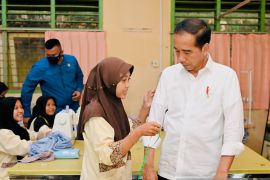 President visits vocational school in Jambi, orders student-made shirt