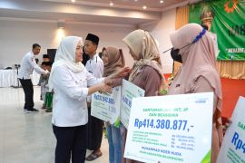 Bupati Bojonegoro serahkan santunan kepada ahli waris peserta BPJAMSOSTEK