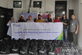 BPJAMSOSTEK Cikarang bagikan sembako kepada pekerja peringati Hari Buruh