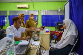 Dispendukcapil Kediri melakukan perekaman data KIA di sekolah-sekolah