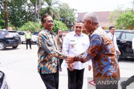 Mahfud MD makan siang di Pondok Masakan Khas Melayu, Tito Karnavian absen