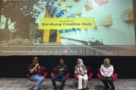 Dispar Sulawesi Tenggara bawa pelaku ekonomi kreatif studi banding di Bandung