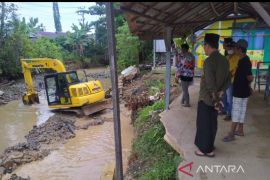PUPR Kotabaru respon kerusakan daerah aliran sungai di Desa Semayap