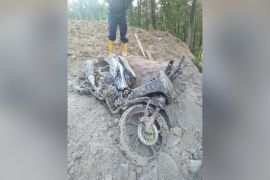 Jalan Trans Sulawesi yang menghubungkan Toraja-Mamasa tertutup tanah longsor