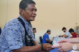 Pemkot Madiun salurkan bansos bagi penjaga makam