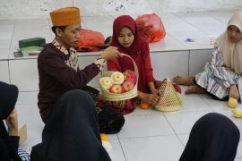 Santriwati Sidoarjo dilatih pembuatan paket parsel