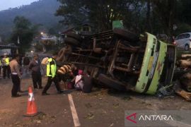 Truk terguling di Cagak Nagreg sebabkan arus kendaraan dialihkan