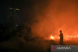 Kebakaran gudang oli di Tangerang