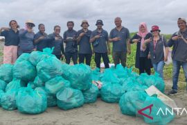 Antara Biro Papua bersihkan sampah di Pantai Holtekamp