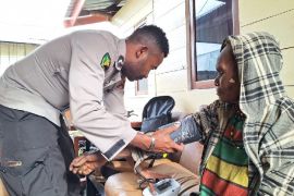 Tim Medis Satgas Rasaka Cartenz beri penyuluhan ISPA ke warga