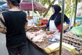 Keterbatasan stok picu kenaikan harga daging ayam di Mataram