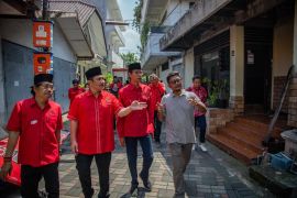 Kader  PDIP Yogyakarta napak tilas rumah lahir Bung Karno di Surabaya