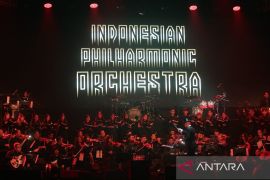 Konser diiringi orkestra, "Dewa 19" hipnotis Baladewa Surabaya