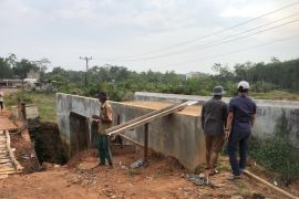 Jembatan Blok D Margo Bhakti ambles, Pemkab OKisegera fungsikan jembatan permanen .